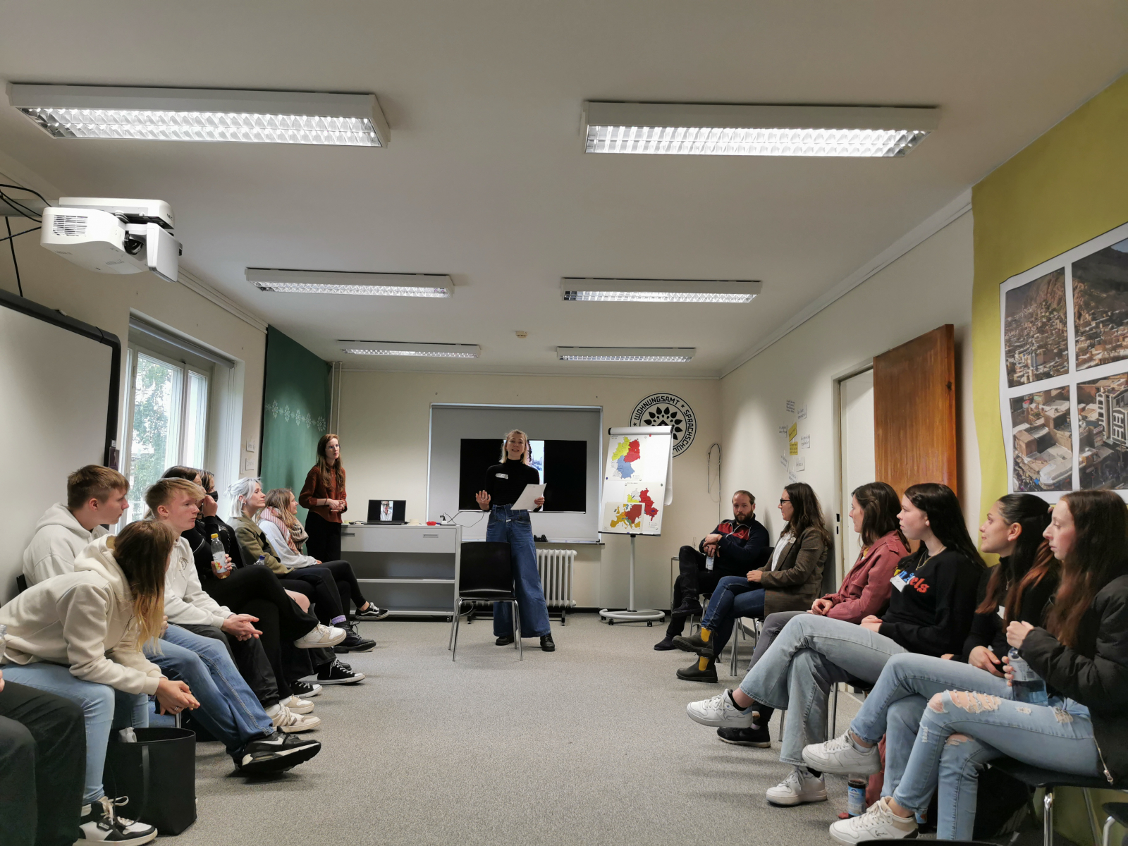 Jugendliche im Stuhlkreis